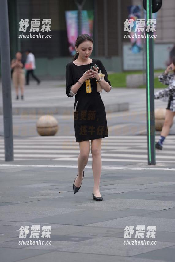 “魔镜街拍”图包更新，有一位少妇的美臀显然过于紧致，连牛仔裤都得申请强大的拉伸许可！