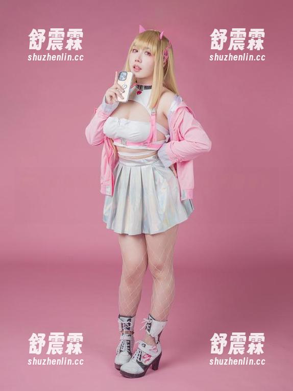 瞅瞅这张麻花麻花酱的图片，姐姐的身影在光影间游走