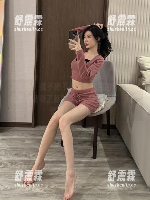微密圈 - 我不得不说，黎允熙的写真让绿色漏背裙有了新的定义，太会撩了，照片值得反复拜读！